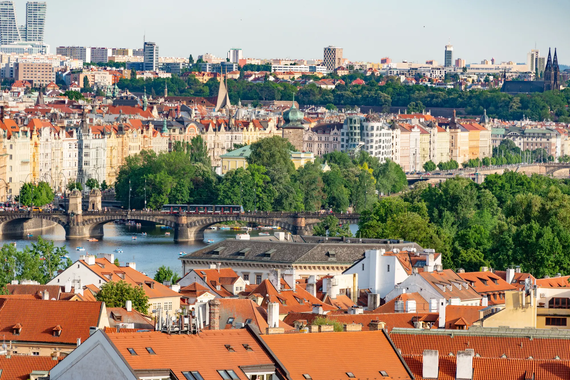 Pohled na pražské střechy, Vltavu a mosty